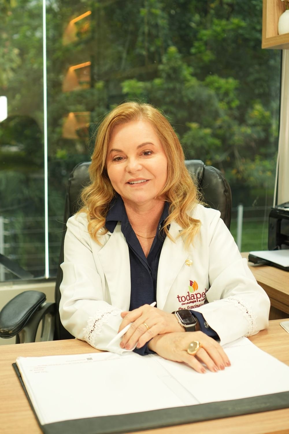 Dra. Maria Francinaire Augusto Alves em seu consultório na Todapele