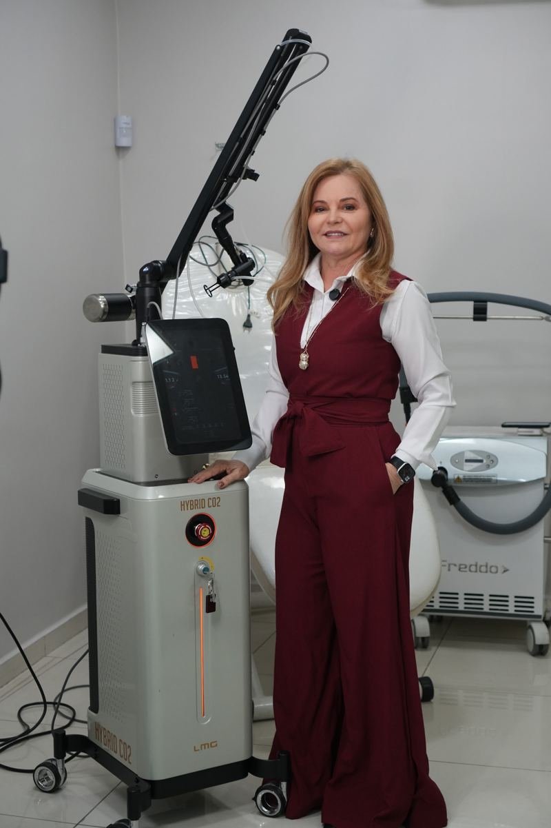 Dra. Maria Francinaire na sala de procedimentos, ao lado do laser